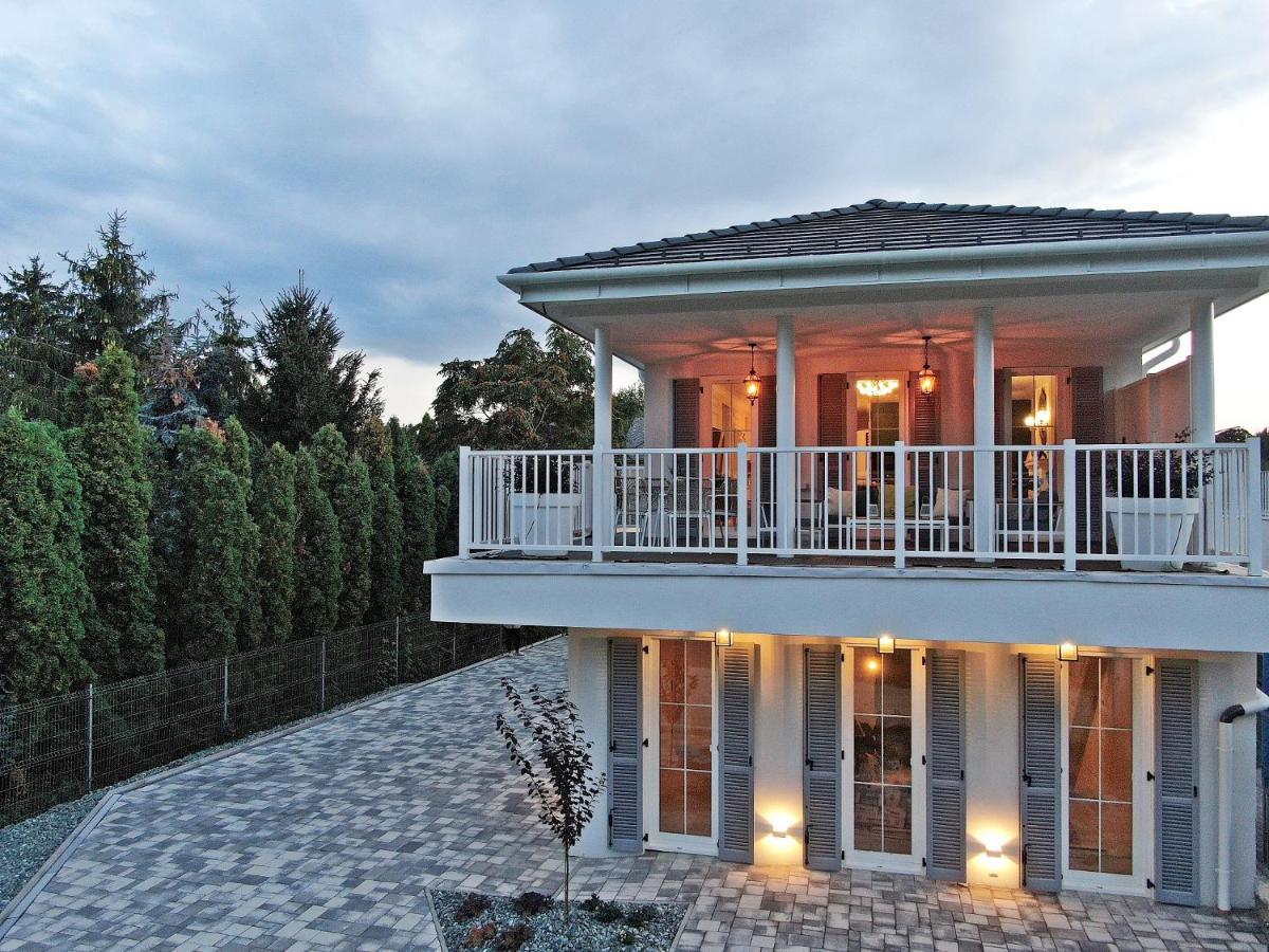 The Doors Luxury Apartment Mosonmagyaróvár Екстериор снимка