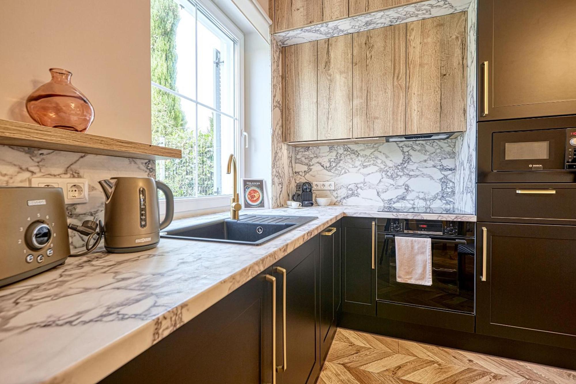 The Doors Luxury Apartment Mosonmagyaróvár Екстериор снимка